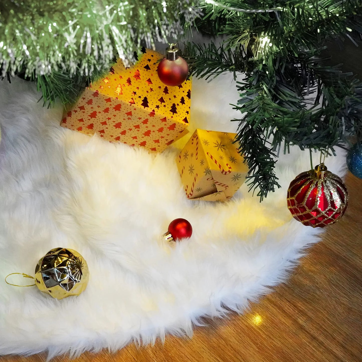 White Christmas Tree Skirt - 120cm Plush Faux Fur Tree Mat